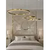 Lampa glamour led okrągła z połyskiem ring regulowana w nowoczesnym wnętrzu salonu. Oświetlenie od Primavera Home.