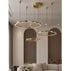Lampa glamour led okrągła z połyskiem ring regulowana w jasnym wnętrzu, doskonałe do nowoczesnych przestrzeni od Primavera Home.