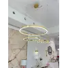 Lampa glamour led okrągła z połyskiem ring regulowana w pełnej aranżacji zestawu oświetleniowego od Primavera Home.