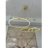 Lampa glamour led okrągła z połyskiem ring regulowana, zbliżenie na jej kształt i wykończenie, dostępna w Primavera Home.