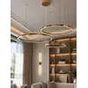 Lampa glamour led okrągła z połyskiem ring regulowana w ujęciu z przodu. Oświetlenie na zamówienie od Primavera Home.