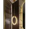 Lampa Wisząca Kryształowa Złota ICE XS z boku, idealnie wkomponowana w aranżację nowoczesnego wnętrza z kolekcji Primavera Home.