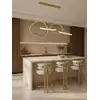 Lampa Złota Nowoczesna Nad Stół w aranżacji nowoczesnego wnętrza. Ekspozycja w salonie od Primavera Home.