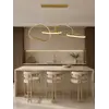 Lampa Złota Nowoczesna Nad Stół w perspektywie, podkreślająca elegancję. Meble na zamówienie od Primavera Home.