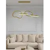 Lampa Złota Nowoczesna Nad Stół w ujęciu z przodu. Ekspozycja w salonie od Primavera Home.
