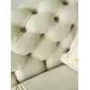 Luksusowa złota sofa pikowana DIVA GOLD z widoku od dołu, eksponująca elegancką podstawę. Ekspozycja w salonie Primavera Home.