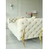 Luksusowa złota sofa pikowana DIVA GOLD widziana z kąta, prezentująca elegancję i styl. Aranżacja nowoczesnego wnętrza od Primavera Home.