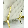 Luksusowa złota sofa pikowana DIVA GOLD w zestawie w aranżacji salonu. Detal wykończenia w Primavera Home.