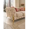 Luksusowa złota sofa pikowana DIVA GOLD w aranżacji nowoczesnego salonu. Meble na zamówienie od Primavera Home.