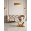 Luksusowa złota sofa pikowana DIVA GOLD z bliska, ukazująca detal wykończenia. Ekspozycja w salonie Primavera Home.