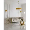 Luksusowa złota sofa pikowana DIVA GOLD widoczna z boku, idealnie komponująca się w przestrzeni. Meble na zamówienie od Primavera Home.