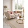 Luksusowa złota sofa pikowana DIVA GOLD z bliska, ukazująca tkaninę i stylowy design. Aranżacja nowoczesnego wnętrza od Primavera Home.