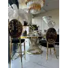 Hoker Glamour Medusa w artystycznej kompozycji, tworzący harmonijną całość. Ekspozycja w salonie od Primavera Home.