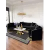 Czarna złota nowoczesna kanapa 3 osobowa w komplecie z innymi meblami. Ekspozycja w salonie od Primavera Home.