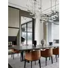 Widok od dołu na designerskie krzesło MODERN, zwracające uwagę na detale. Meble na zamówienie od Primavera Home.