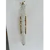 Zbliżenie na detale kryształowego kinkietu. Elegancka struktura w aranżacji nowoczesnego wnętrza od Primavera Home.