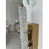 Złota lampa ścienna glamour w perspektywie bocznej. Doskonały detal wykończenia na tle mebli na zamówienie od Primavera Home.