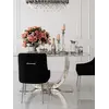Perspektywiczne ujęcie czarnego krzesła tapicerowanego glamour z kołatką Paloma. Ekspozycja w salonie od Primavera Home.