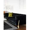 Luksusowa złota sofa pikowana DIVA GOLD w perspektywie salonowej, idealne uzupełnienie przestrzeni. Ekspozycja w salonie Primavera Home.