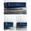 Luksusowa złota sofa pikowana DIVA GOLD w perspektywie zbliżonej, eksponująca jej wygodne siedzisko. Aranżacja nowoczesnego wnętrza od Primavera Home.