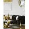 Luksusowa złota sofa pikowana DIVA GOLD w stylowym kącie salonu, tworząca wyjątkowy klimat. Meble na zamówienie od Primavera Home.