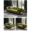 Luksusowa złota sofa pikowana DIVA GOLD widziana z latem, przyjemna atmosfera. Ekspozycja w salonie Primavera Home.