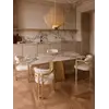 Stół w Stylu Włoskim BELISSIMA w ujęciu z przodu. Ekspozycja w salonie od Primavera Home.