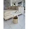 Stolik kawowy na tle zieleni, w harmonijnej ekspozycji w stylowym wnętrzu od Primavera Home.