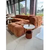 Perspektywa stolika kawowego z ekosóry Tavolino, będącego częścią eleganckiej ekspozycji w salonie od Primavera Home.
