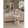 Stolik kawowy umieszczony w eleganckiej aranżacji w salonie, podkreślającej nowoczesny styl od Primavera Home.