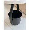 Stolik kawowy nowoczesny okrągły z ekosóry Tavolino usytuowany przy siedzisku, idealny do nowoczesnych aranżacji od Primavera Home.