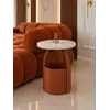 Stolik kawowy z ekosóry Tavolino w towarzystwie sofy, perfekcyjnie komponujący się w stylowych aranżacjach od Primavera Home.