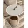 Stolik kawowy w designerskim wnętrzu, eksponujący nowoczesność i funkcjonalność od Primavera Home.