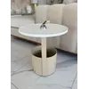 Minimalistyczna aranżacja z wykorzystaniem stolika kawowego, ujawniająca jego elegancki charakter od Primavera Home.