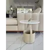 Stolik kawowy umieszczony obok sofy, idealny do relaksu, w aranżacji od Primavera Home.