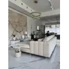 Stolik kawowy w kontekście pełnej ekspozycji salonu, prezentując jego możliwości aranżacyjne od Primavera Home.