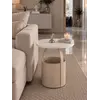 Widok od góry na stolik kawowy z ekosóry, prezentujący biały blat w stylowej ekspozycji w salonie od Primavera Home.