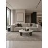 Ujęcie stolika kawowego nowoczesnego okrągłego z ekosóry Tavolino z efektownym światłem, podkreślające jego design od Primavera Home.