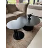 Stolik kawowy TWEEN BLACK z perspektywy boku pokazujący jego elegancką linię. Aranżacja nowoczesnego wnętrza od Primavera Home.
