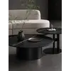 Stolik kawowy TWEEN BLACK pięknie wyróżniający się w aranżacji przy kominku. Meble na zamówienie od Primavera Home.