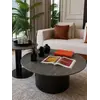 Stolik kawowy TWEEN BLACK w ujęciu z przodu. Ekspozycja w salonie w stylu nowoczesnym od Primavera Home.