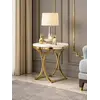 Zbliżenie na detal wykończenia stolika pomocniczego w stylu glamour. Aranżacja nowoczesnego wnętrza z Primavera Home.