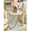 Nowoczesna aranżacja w salonie z wykorzystaniem stolika pomocniczego w stylu glamour. Ekspozycja od Primavera Home.