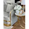 Zbliżenie na stal nierdzewną złotą wykorzystaną w stoliku pomocniczym w stylu glamour. Detail wykończenia od Primavera Home.