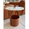 Stolik kawowy nowoczesny okrągły z ekosóry Tavolino w ujęciu z przodu. Oświetlenie na zamówienie od Primavera Home.
