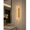 Zbliżenie na szkło kryształowe kinkietu, ukazujące jego błysk i urok w eleganckiej przestrzeni od Primavera Home.