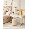 Beżowo-złota toaletka z lustrem. Welurowa konsola glamour w komplecie z dekoracjami, tworząc elegancki zakątek w wnętrzu. Primavera Home.