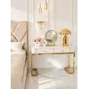 Beżowo-złota toaletka z lustrem. Welurowa konsola glamour w zbliżeniu, akcentująca jakość materiałów. Ekspozycja w salonie od Primavera Home.