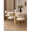 Designerskie Krzesło Julia – Złoto i Beż, detal wykończenia. Ekspozycja w salonie od Primavera Home.