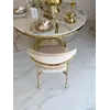 Designerskie Krzesło Julia – Złoto i Beż prezentowane z tyłu. Aranżacja nowoczesnego wnętrza od Primavera Home.